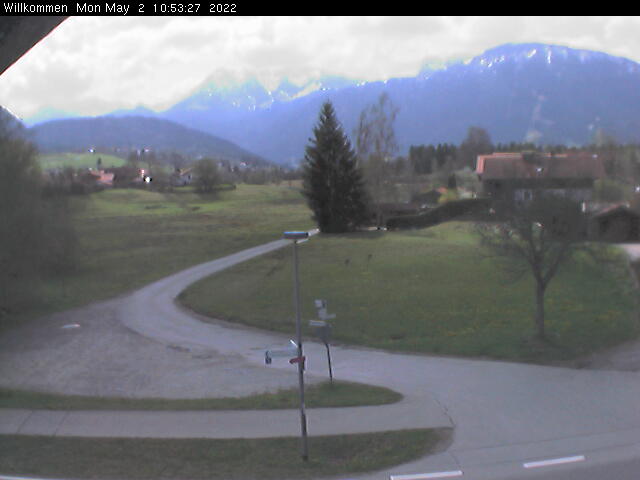 Blick von Pfronten-Kreuzegg (885m) auf den Breitenberg (1838m) und Aggenstein (1936m)