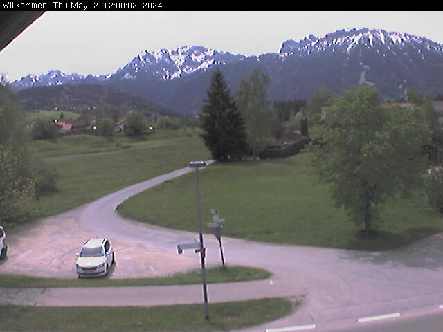 Blick von Pfronten-Kreuzegg (885m) auf den Breitenberg (1838m) und Aggenstein (1936m)